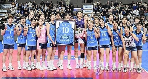 은퇴 투어 시작' 액자 전달받은 김연경(중앙)[한국배구연맹 제공. 재판매 및 DB 금지]