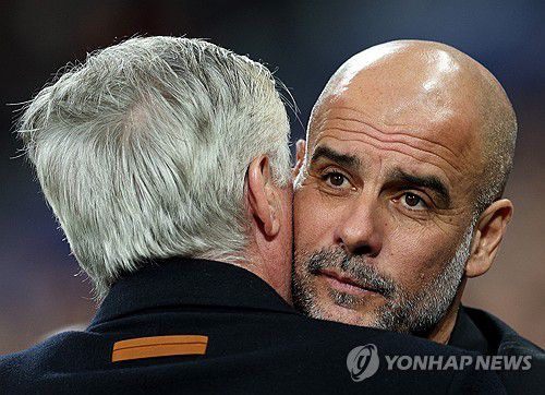 레알 마드리드 카를로 안첼로티 감독과 인사하는 과르디올라 감독[로이터=연합뉴스]