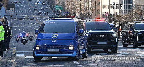 서울중앙지법 향하는 윤 대통령 호송 차량(서울=연합뉴스) 내란 우두머리 혐의로 구속기소 된 윤석열 대통령의 첫 형사재판이 열리는 20일 윤 대통령이 탄 법무부 호송차가 서초구 서울중앙지법으로 향하고 있다. 2025.2.20 [사진공동취재단] photo@yna.co.kr