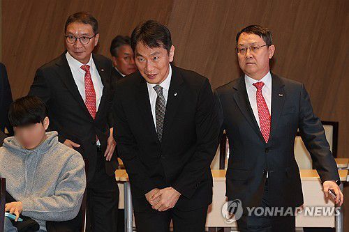 입장하는 이복현 금감원장(서울=연합뉴스) 강민지 기자 = 이복현 금융감독원장이 20일 서울 여의도 한국거래소에서 열린 '증시 인프라 개선 관련 열린 토론'에 입장하고 있다. 왼쪽부터 김학수 넥스트레이드 대표, 이복현 금감원장, 김근익 한국거래소 시장감시위원장.  2025.2.20 mjkang@yna.co.kr