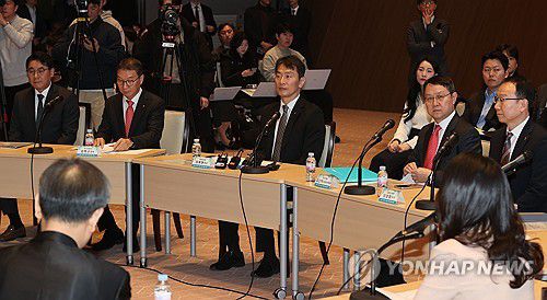 증시 인프라 개선 열린 토론회(서울=연합뉴스) 강민지 기자 = 이복현 금융감독원장이 20일 서울 여의도 한국거래소에서 열린 '증시 인프라 개선 관련 열린 토론'에 참석하고 있다.   2025.2.20 mjkang@yna.co.kr