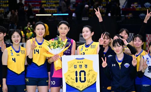 은퇴 행사에 나선 김연경(중앙)과 현대건설 선수들 [한국배구연맹 제공. 재판매 및 DB 금지]