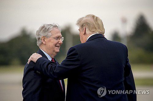 지난 2018년의 트럼프 미국 대통령과 매코널 연방 상원의원 [AP 연합뉴스 자료사진. 재판매 및 DB 금지]