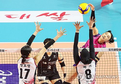 공격하는 김연경(맨 오른쪽)(인천=연합뉴스) 임순석 기자 = 2일 인천 삼산월드체육관에서 열린 프로배구 V리그 여자부 흥국생명과 정관장의 경기. 흥국생명 김연경이 공격하고 있다. 2025.2.2 soonseok02@yna.co.kr