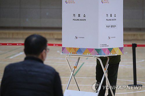 김진하 양양군수 주민소환투표 사전투표 첫날(양양=연합뉴스) 류호준 기자 = 21일 오후 강원 양양군 양양읍 실내체육관에서 김진하 강원 양양군수 주민소환투표 사전투표가 진행되고 있다. 2025.2.21 ryu@yna.co.kr