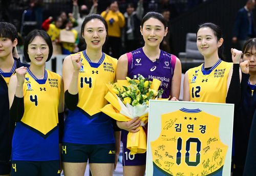 현대건설 선수들과 은퇴 행사서 사진 찍은 김연경(중앙)[한국배구연맹 제공. 재판매 및 DB 금지]