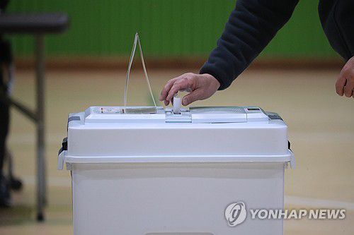 주민소환투표 참여하는 유권자(양양=연합뉴스) 류호준 기자 = 김진하 강원 양양군수 주민소환투표 사전투표 둘째 날인 22일 오후 강원 양양군 양양읍 실내체육관을 찾은 시민이 투표하고 있다. 2025.2.22 ryu@yna.co.kr