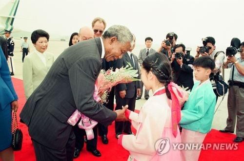 만델라 남아공 대통령 내한1995년 7월 6일 넬슨 만델라 남아프리카공화국 대통령이 특별기편으로 서울공항에 도착, 남녀 화동의 영접을 받고 있다. 분홍색 한복 입은 화동이 조태열 장관의 딸. [연합뉴스 자료사진]