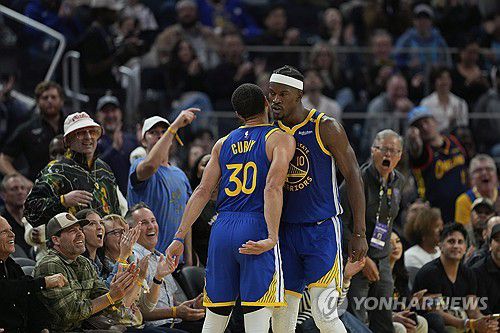 스테픈 커리와 지미 버틀러[AP=연합뉴스. 재판매 및 DB 금지]