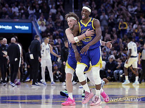 기뻐하는 브랜딘 포지엠스키와 지미 버틀러[San Francisco Chronicle via AP=연합뉴스. 재판매 및 DB 금지]