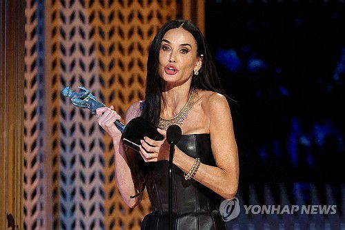 23일(현지시간) SAG 어워즈에서 여우주연상 받은 데미 무어[로이터 연합뉴스. 재판매 및 DB 금지]