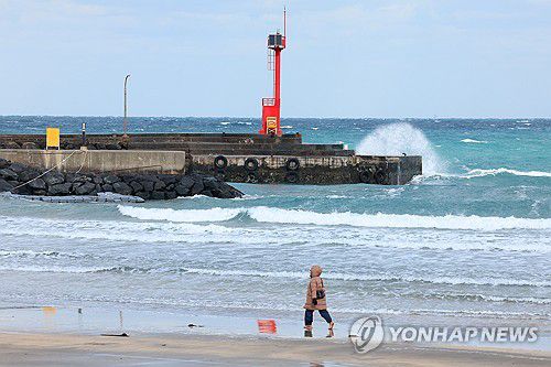바람 부는 날 바닷가 산책[연합뉴스 자료사진]