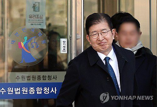 벌금 300만원 선고받은 이상식 의원(수원=연합뉴스) 권준우 기자 = 지난해 4·10 총선에서 재산을 축소 신고한 혐의로 재판에 넘겨진 더불어민주당 이상식(용인시갑) 의원이 지난 19일 오후 1심 선고 공판을 마친 뒤 수원지법 청사를 빠져나오고 있다.     법원은 이날 이 의원에게 벌금 300만원을 선고했다. 2025.2.19 stop@yna.co.kr