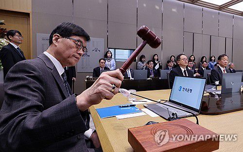 의사봉 두드리는 이창용 총재(서울=연합뉴스) 이창용 한국은행 총재가 25일 서울 중구 한국은행 본관에서 열린 금융통화위원회 본회의에서 의사봉을 두드리고 있다. 2025.2.25 [사진공동취재단] photo@yna.co.kr