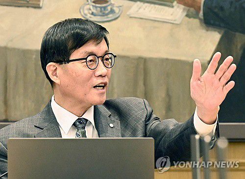 금융통화위원회 본회의(서울=연합뉴스) 이창용 한국은행 총재가 25일 서울 중구 한국은행 본관에서 열린 금융통화위원회 본회의에서 배석한 국장들과 대화하고 있다. 2025.2.25 [사진공동취재단] photo@yna.co.kr