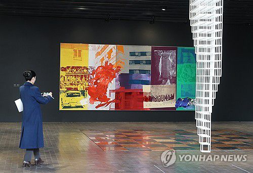 리움미술관 현대미술 소장품전 기자간담회(서울=연합뉴스) 류효림 기자 = 25일 서울 용산구 리움미술관에서 열린 현대미술 소장품전 기자간담회에서 참석자들이 전시 작품을 살펴보고 있다. 2025.2.25 ryousanta@yna.co.kr