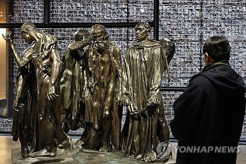 리움미술관 로댕 '칼레의 시민' 9년 만에 공개(서울=연합뉴스) 류효림 기자 = 25일 서울 용산구 리움미술관에서 열린 현대미술 소장품전 기자간담회에서 참석자들이 전시 작품을 살펴보고 있다. 2025.2.25 ryousanta@yna.co.kr