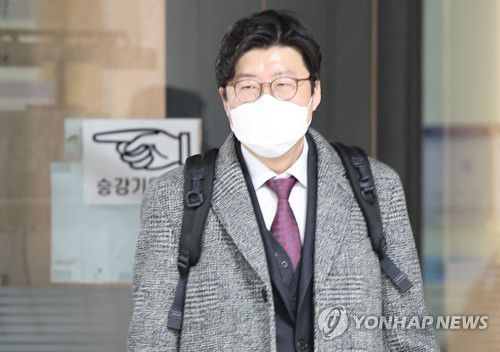 '김학의 불법출금' 속행공판 출석한 이규원 검사(서울=연합뉴스) 홍해인 기자 = 김학의 전 법무부 차관 불법 출국금지에 관여한 혐의로 기소된 이규원 대전지검 부부장검사가 21일 오전 서울 서초구 서울중앙지법에서 열린 속행공판 오전 재판을 마친 뒤 법정을 나서고 있다. 2022.1.21 hihong@yna.co.kr