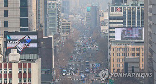 날 풀리자 미세먼지에 갇힌 도심(서울=연합뉴스) 김도훈 기자 = 수도권을 비롯한 전국 곳곳이 미세먼지 나쁨을 보인 16일 서울 종로 일대가 뿌연 미세먼지에 갇혀 있다. 2025.2.16 superdoo82@yna.co.kr