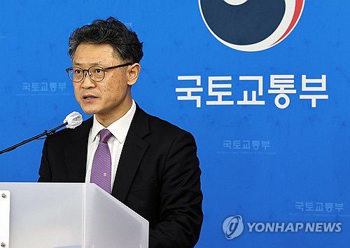 자동차보험 부정수급 개선 대책(세종=연합뉴스) 배재만 기자 = 국토교통부 김홍목 모빌리티자동차국장이 25일 정부세종청사에서 국민부담 완화 및 적정 보상을 위한 자동차보험 부정수급 개선 대책 추진 내용을 설명하고 있다. 2025.2.26 scoop@yna.co.kr