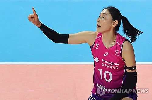 환호하는 김연경(인천=연합뉴스) 임순석 기자 = 25일 인천 삼산월드체육관에서 열린 프로배구 V리그 여자부 흥국생명과 IBK기업은행의 경기. 흥국생명 김연경이 팀 득점 성공에 기뻐하고 있다. 2025.2.25 soonseok02@yna.co.kr