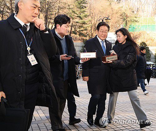 법정 향하는 이재명 대표(서울=연합뉴스) 신현우 기자 = 더불어민주당 이재명 대표가 26일 서울 서초구 서울고등법원에서 열린 공직선거법 위반 혐의 사건 2심 공판에 출석하고 있다. 2025.2.26 nowwego@yna.co.kr