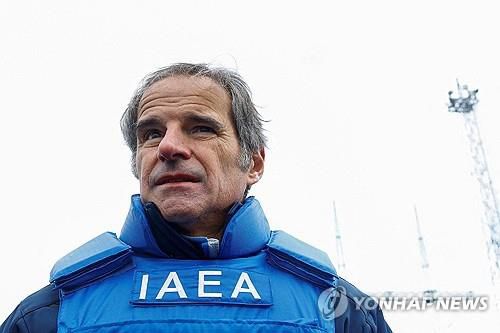 라파엘 그로시 IAEA 사무총장(우크라이나 로이터=연합뉴스 자료사진) 2025년 2월 4일 상세한 위치가 공개되지 않은 우크라이나의 한 장소에서 촬영된 라파엘 그로시 국제원자력기구(IAEA) 사무총장의 모습. 그는 러시아군 미사일과 드론 공격으로 파괴된 우크라이나의 에너지 인프라에 대해 현장시찰을 했다. (REUTERS/Valentyn Ogirenko/File Photo) 2025.2.27.