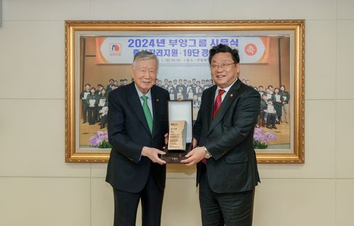 부영그룹 이중근 회장(왼쪽)에게 감사패 전달하는 주형환 저출산위 부위원장 [저출산고령사회위원회 제공]