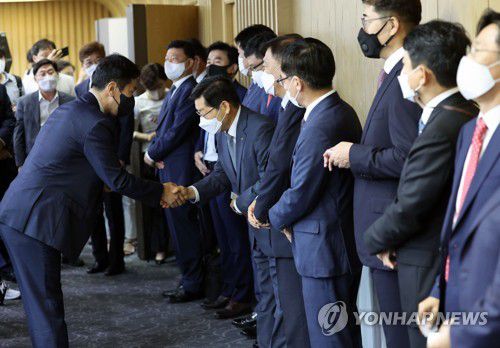 보험사 CEO들과 인사하는 이복현 금융감독원장이복현 금융감독원장(왼쪽)이 2022년 6월 30일 오전 서울 종로구 생명보험교육문화센터에서 열린 보험회사 CEO 간담회에 입장하며 보험사 대표들과 인사하고 있다. [연합뉴스 자료사진. 재판매 및 DB 금지]