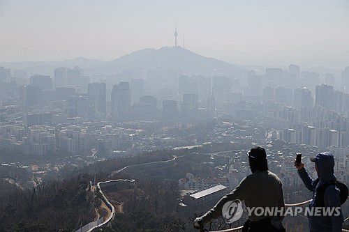 기온 올라가자 미세먼지 가득(서울=연합뉴스) 이진욱 기자 = 미세먼지 농도가 나쁨 수준을 보인 26일 서울 종로구 인왕산에서 바라본 종로 일대가 뿌옇다. 2025.2.26 cityboy@yna.co.kr