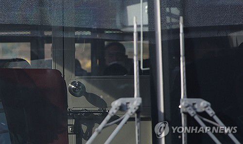 창원지검 도착한 명태균(창원=연합뉴스) 김동민 기자 = 정치 브로커 명태균 씨가 검찰 조사를 받기 위해 27일 경남 창원시 성산구 창원지검으로 이동하고 있다.      호송차 뒷좌석에 마스크를 착용하고 앉은 이가 명씨다. 2025.2.7 image@yna.co.kr