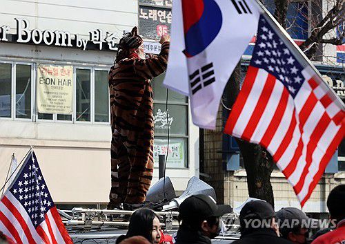전남대에서 열린 탄핵 반대 집회(광주=연합뉴스) 조남수 기자 = 27일 오후 광주 북구 전남대학교 앞에서 윤 대통령 탄핵 반대 집회가 열리고 있다. 2025.2.27 iso64@yna.co.kr