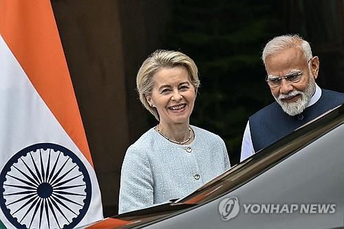 인도 간 EU 수장(뉴델리 AFP=연합뉴스) 28일(현지시간) 인도 뉴델리에서 우르줄라 폰데어라이엔 EU 집행위원장과 나렌드라 모디 인도 총리가 만나고 있다. 2025.02.28.