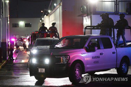 2022년 카로 킨테로 태우고 교도소 향하는 멕시코 해군과 국가방위대원[EPA 연합뉴스. 자료사진. 재판매 및 DB 금지]