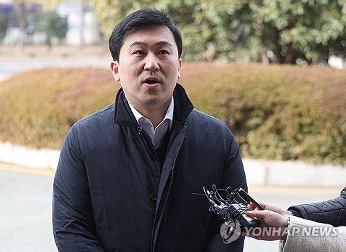 명태균 씨 변호인(창원=연합뉴스) 김동민 기자 = 정치 브로커 명태균 씨 변호인인 여태형 변호사가 27일 경남 창원시 성산구 창원지검 입구에서 취재진 질문에 답하고 있다. 2025.2.27 image@yna.co.kr