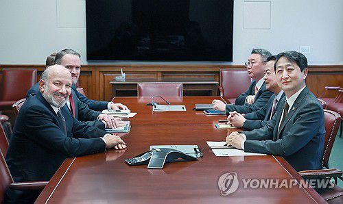 미 상무부 장관과 면담하는 안덕근 장관(서울=연합뉴스) 안덕근 산업통상자원부 장관이 27일(현지시간) 미국 워싱턴 D.C. 상무부 회의실에서 하워드 러트닉 상무부 장관과 면담을 갖고 있다. 2025.2.28 [산업통상자원부 제공. 재판매 및 DB 금지] photo@yna.co.kr