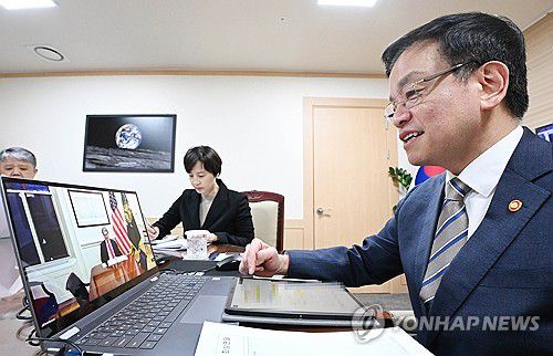 최상목 권한대행, 베센트 미국 재무장관 화상 면담(서울=연합뉴스) 홍해인 기자 = 최상목 대통령 권한대행 부총리 겸 기획재정부 장관이 28일 정부서울청사에서 스콧 베센트 미국 재무장관과 화상 면담을 하고 있다. 2025.2.28 [기획재정부 제공. 재판매 및 DB 금지] hihong@yna.co.kr