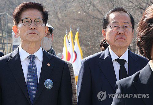 대구에서 만난 홍준표 시장과 김문수 장관(대구=연합뉴스) 박세진 기자 = 홍준표 대구시장과 김문수 고용노동부 장관이 28일 대구 달서구 2.28민주운동기념탑에 참배하고 있다. 2025.2.28 psjpsj@yna.co.kr