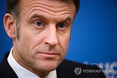 미국 관세 위협에 입장 밝히는 마크롱(포르투 AFP=연합뉴스) 에마뉘엘 마크롱 프랑스 대통령이 28일(현지시간) 포르투갈 국빈 방문 중 기자회견하고 있다. 2025.02.28.