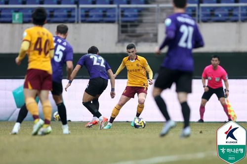 광주FC 아시나(7번)가 안양전에서 돌파를 시도하는 모습.[한국프로축구연맹 제공. 재판매 및 DB 금지]