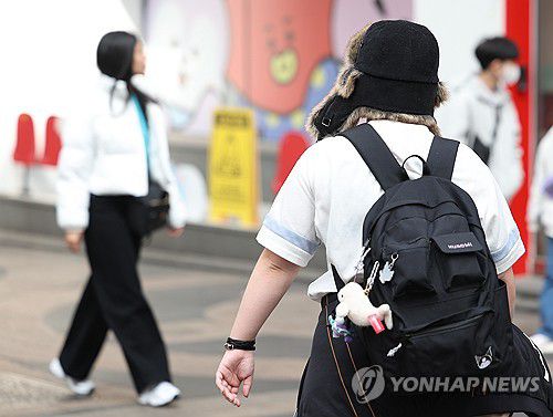 '포근한 날씨에 반팔 입고'(서울=연합뉴스) 김성민 기자 = 포근한 날씨를 보인 28일 서울 중구 명동 거리에서 한 외국인 관광객이 반팔과 털모자를 입고 이동하고 있다. 2025.2.28 ksm7976@yna.co.kr