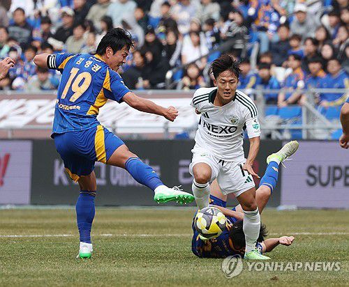 드리블 돌파하는 이승우(울산=연합뉴스) 김용태 기자 = 1일 울산 문수축구경기장에서 열린 프로축구 하나은행 K리그1 2025 울산 HD와 전북 현대의 경기에서 전북 이승우가 울산 김영권을 제치며 드리블 돌파하고 있다. 2025.3.1 yongtae@yna.co.kr