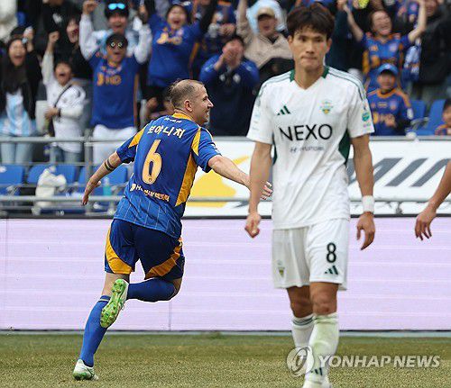 골 넣은 보야니치(울산=연합뉴스) 김용태 기자 = 1일 울산 문수축구경기장에서 열린 프로축구 하나은행 K리그1 2025 울산 HD와 전북 현대의 경기에서 울산 보야니치가 선제골을 넣고 환호하고 있다. 2025.3.1 yongtae@yna.co.kr