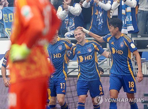 '잘했어'(울산=연합뉴스) 김용태 기자 = 1일 울산 문수축구경기장에서 열린 프로축구 하나은행 K리그1 2025 울산 HD와 전북 현대의 경기에서 울산 보야니치가 선제골을 넣고 팀 동료들과 기뻐하고 있다. 2025.3.1 yongtae@yna.co.kr