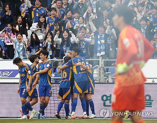보야니치 선제골에 환호하는 울산(울산=연합뉴스) 김용태 기자 = 1일 울산 문수축구경기장에서 열린 프로축구 하나은행 K리그1 2025 울산 HD와 전북 현대의 경기에서 울산 보야니치가 선제골을 넣고 팬들과 환호하고 있다. 2025.3.1 yongtae@yna.co.kr