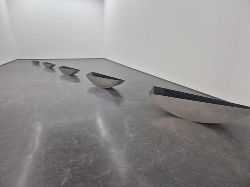 대구 우손갤러리 김인겸 개인전의 2004년작 '빈 공간'(Emptiness) 전시 모습[사진 황희경]