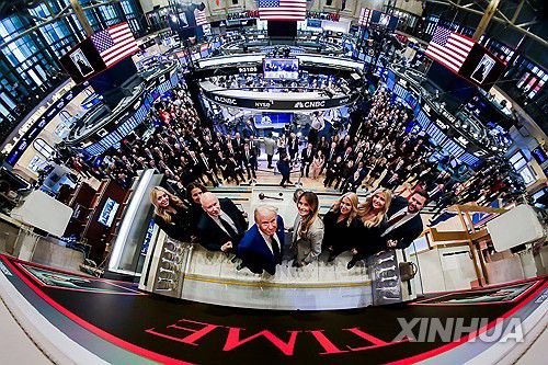 뉴욕증시 개장 종 울린 트럼프 "모두가 미국으로 돌아온다"연합뉴스 자료사진