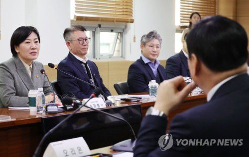 장관 발언 듣는 식품업계 관계자들[연합뉴스 자료 사진]