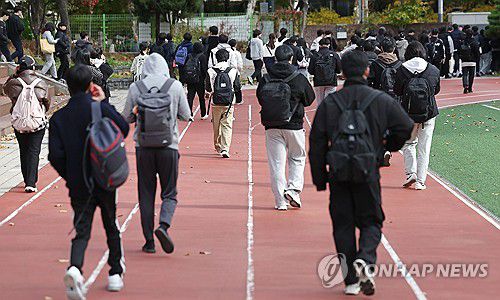 의대 논술고사 마친 수험생들(서울=연합뉴스) 류영석 기자 = 17일 2025학년도 가톨릭대학교 의예과 수시 논술고사가 열린 서울 서초구 서운중학교에서 시험을 마친 수험생들이 교문을 나서고 있다. 2024.11.17 ondol@yna.co.kr