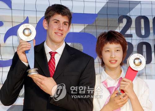 2005-06 V리그 때 숀 루니와 MVP로 뽑힌 김연경(오른쪽) [연합뉴스 자료 사진]